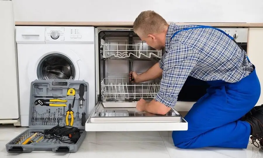 Urla Bosch servisi teknisyen ekibi beyaz eşya tamiri yaparken